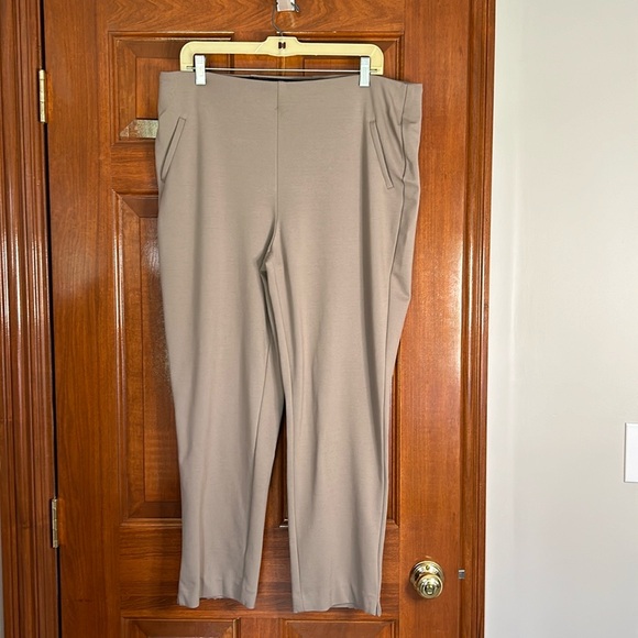 Chicos size 3 fabulously slimming pull on ankle pants - Picture 2 of 5